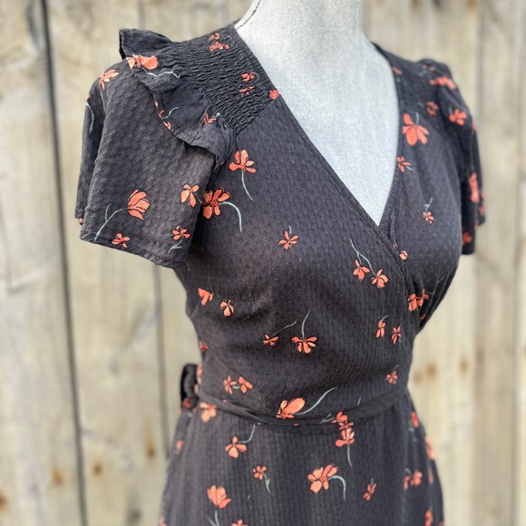 Super Cute n Sexy Black floral wrap dress size XS UNIVERSAL THREAD - Picture 6 of 8